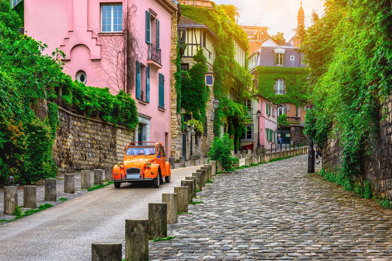 Blick auf die gemütliche Straße im Viertel Montmartre in Paris, Frankreich Puzzlespiel online