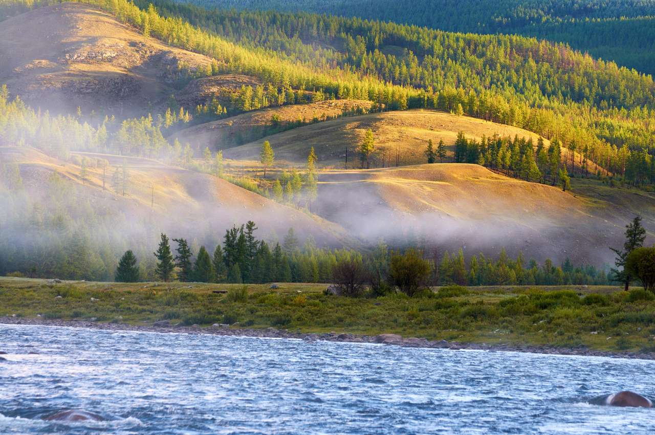 Nebbia mattutina sul fiume Shishged nel nord della Mongolia puzzle online