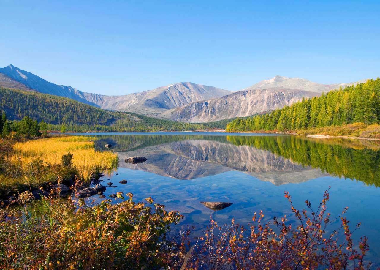 Vista panoramica della natura di una montagna e di uno specchio d'acqua. puzzle online