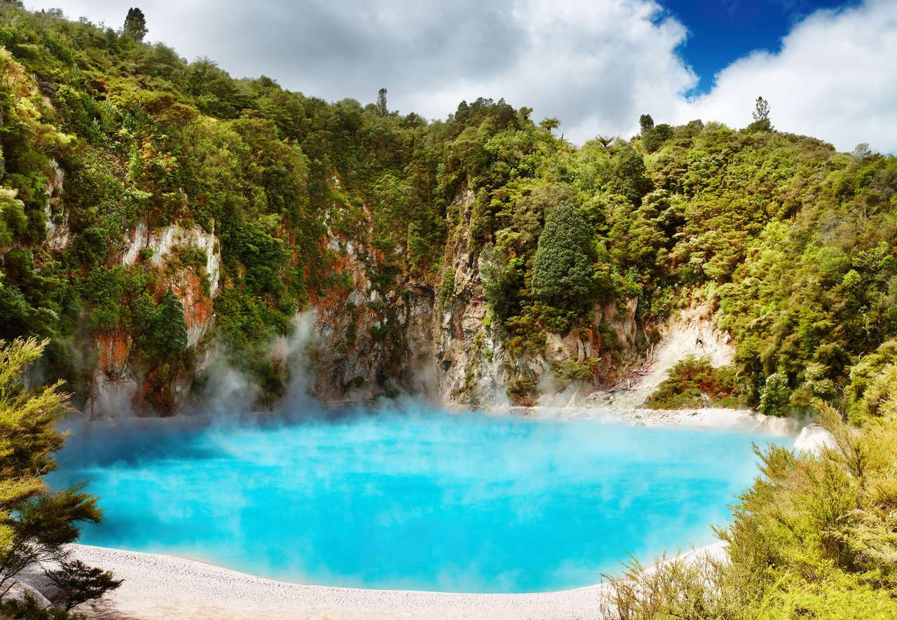 Inferno kráter -tó a Waimangu vulkáni völgyben kirakós online