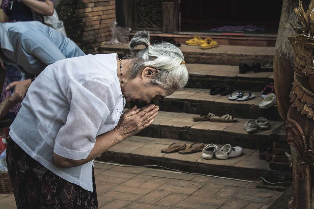 mulher rezando puzzle online