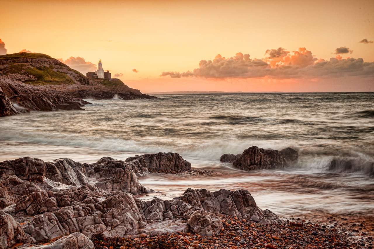 Bracelet Bay and The Mumbles Lighthouse, Уелс, Великобритания онлайн пъзел