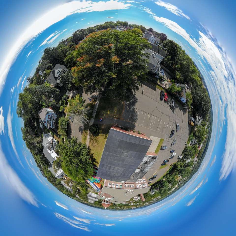 foto aérea de prédio com estacionamento puzzle online