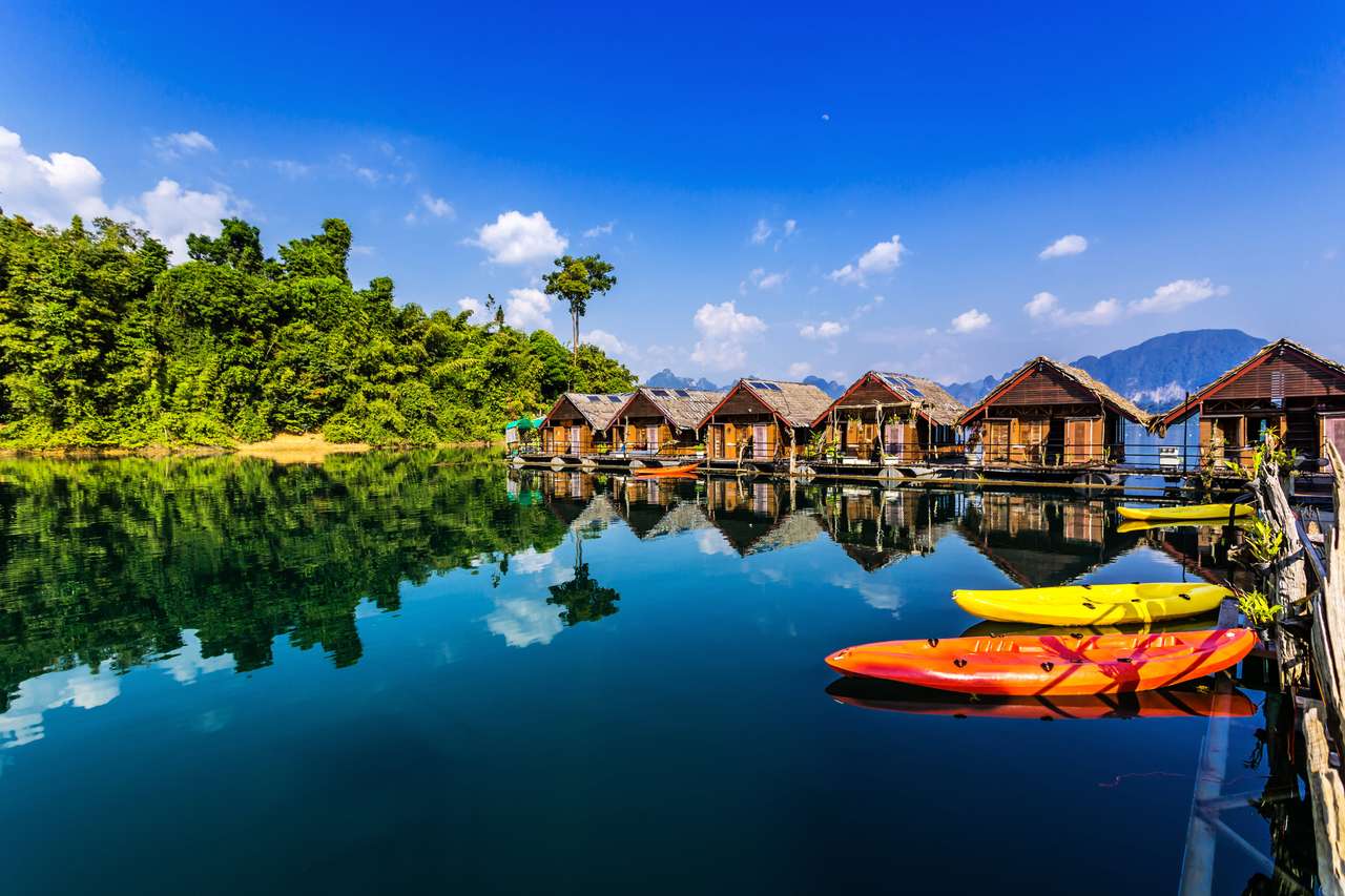 Drijvende bungalows met kajaks in Khao Sok online puzzel