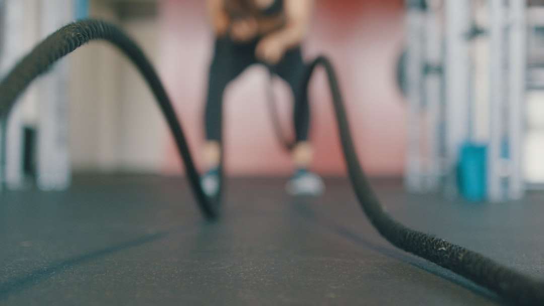 човек, който държи черно въже за упражнения онлайн пъзел