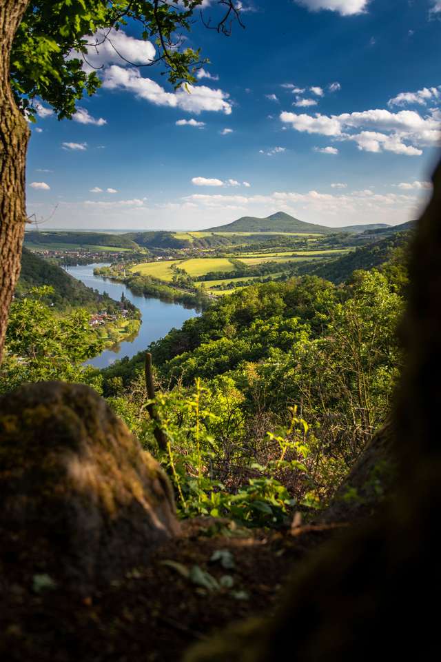 Vista sobre el río Elba con la colina Milesovka rompecabezas en línea