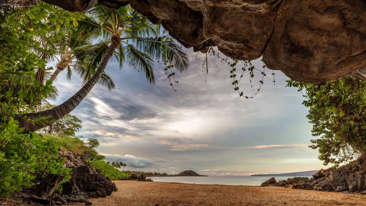 Una piccola grotta su una spiaggia di Maui puzzle online