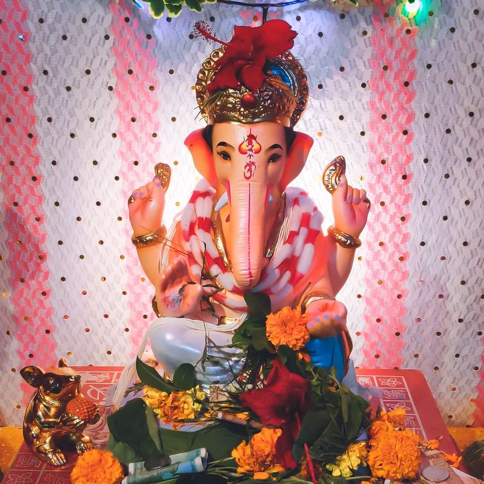 Estatuilla de deidad hindú en la mesa rompecabezas en línea