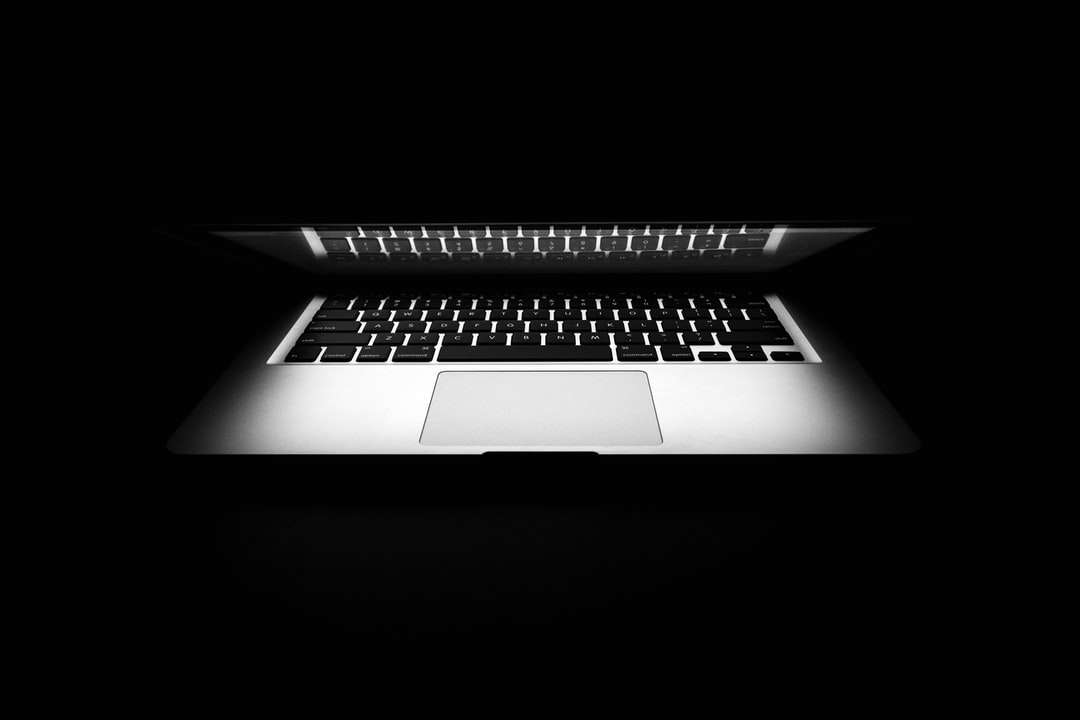grauer Laptop-Computer Online-Puzzle