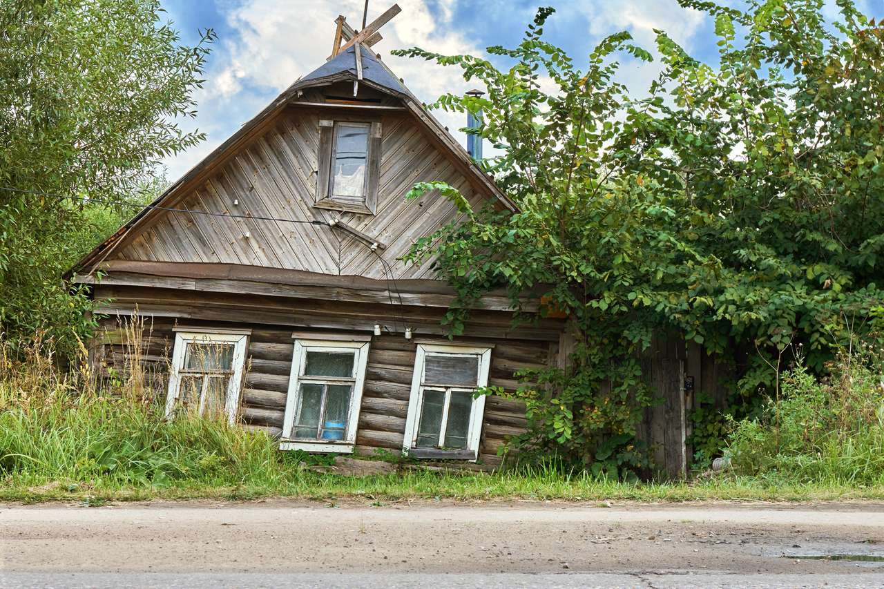Wackeliges bröckelndes Haus in einer kleinen russischen Stadt Puzzlespiel online