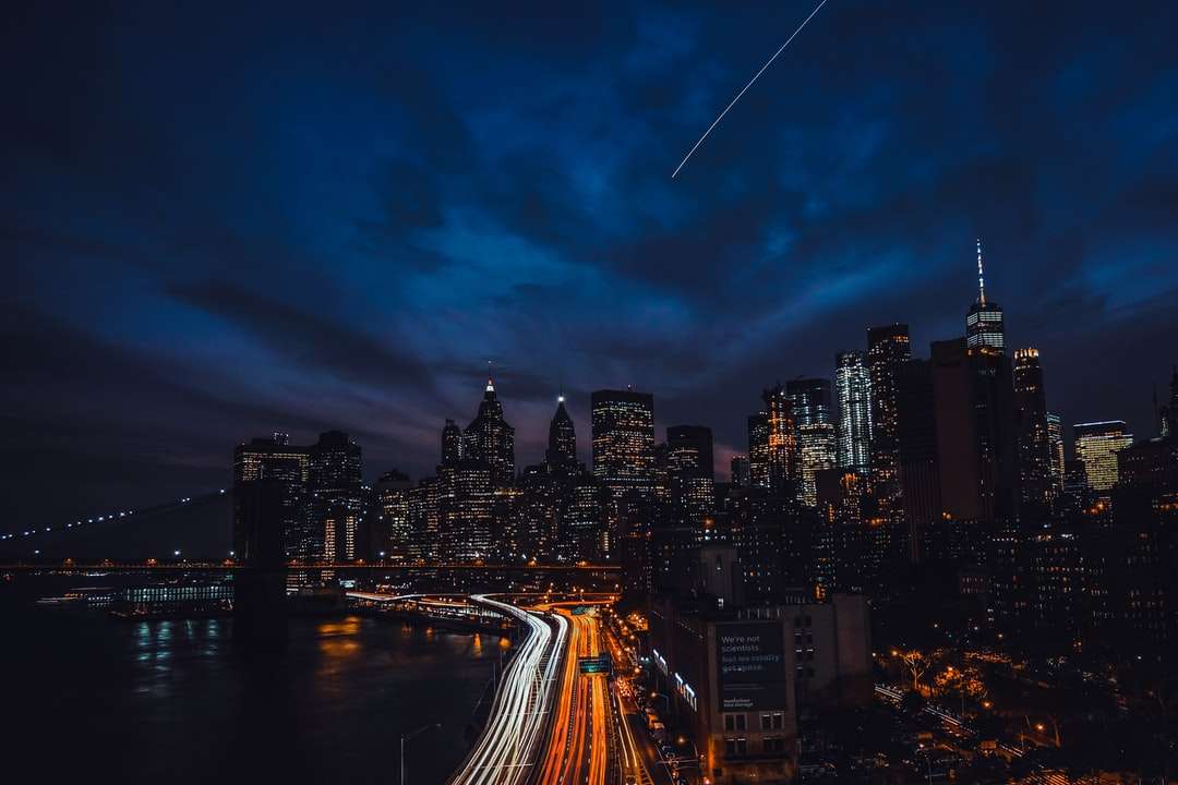 letecká fotka metropolity v noci \ skládačky online