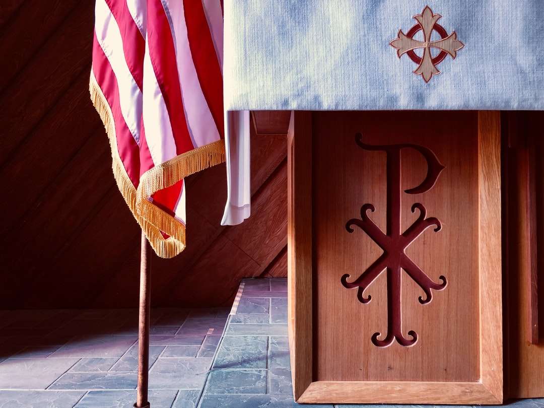 croix en bois marron avec drapeau de nous a sur le dessus puzzle en ligne