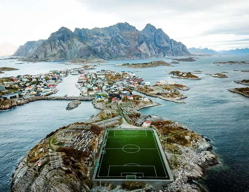 Île des Lofoten avec terrain de sport puzzle en ligne