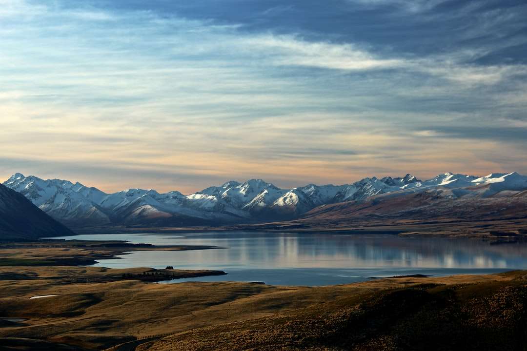 landskapsfotografering av sjö och berg pussel på nätet