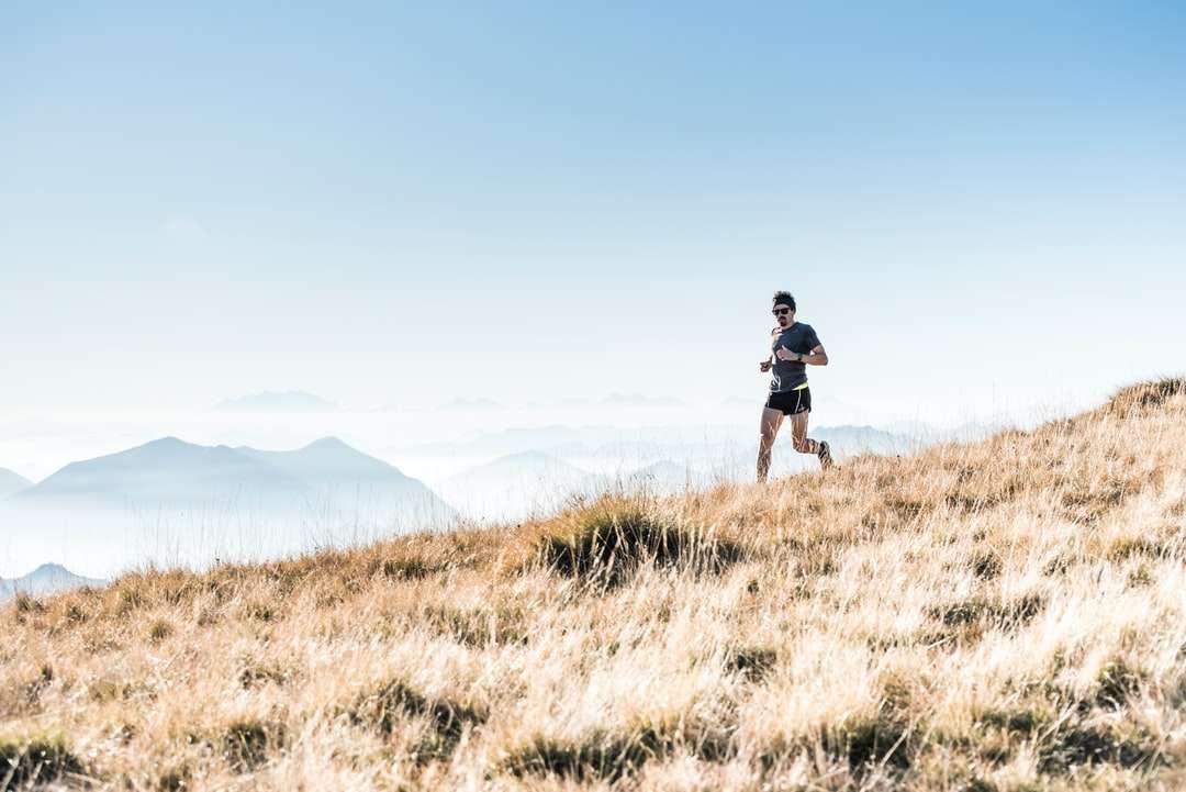 bărbat care alergă pe munte puzzle online