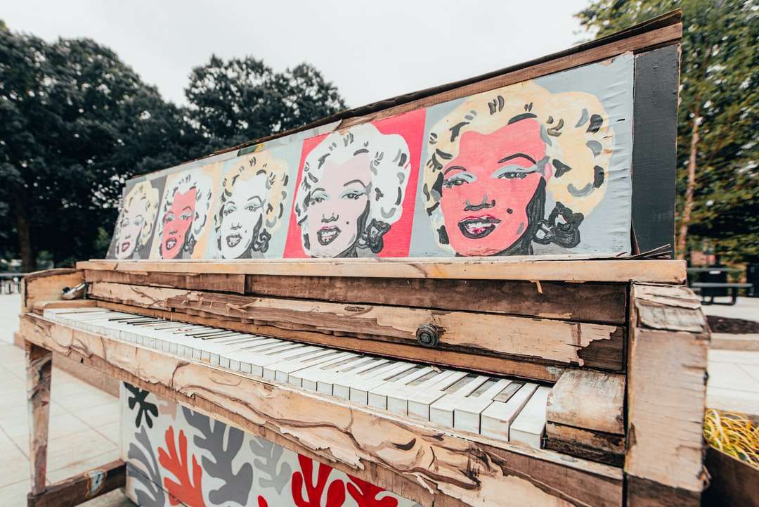 бели и червени графити върху кафява дървена ограда онлайн пъзел
