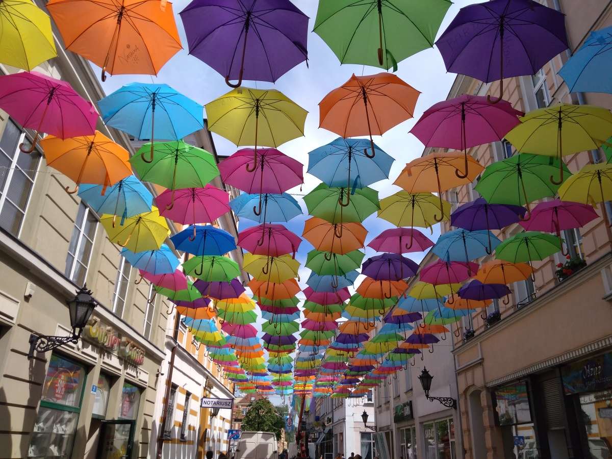 Vieille ville avec des parapluies puzzle en ligne