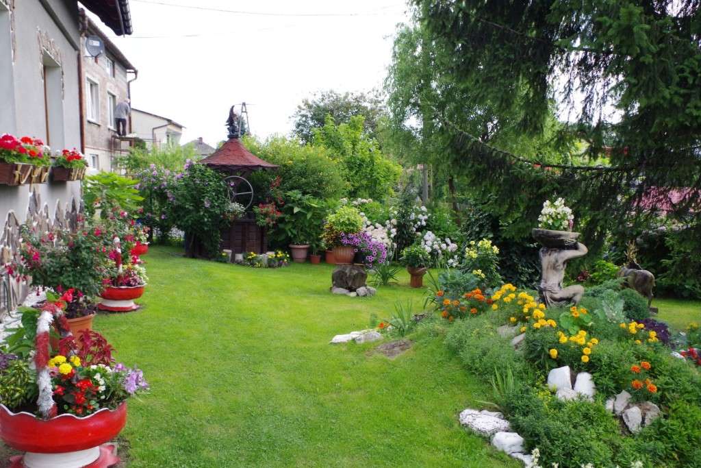 Zahrada před domem online puzzle