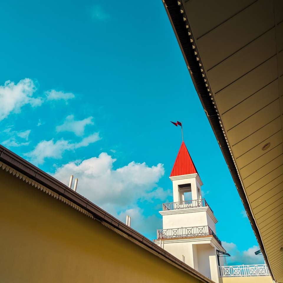 bílá a červená betonová budova pod modrou oblohou skládačky online
