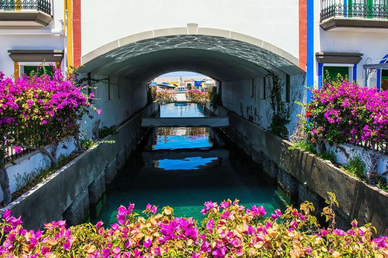 Blumen in Puerto de Mogan auf der Kanareninsel Puzzlespiel online