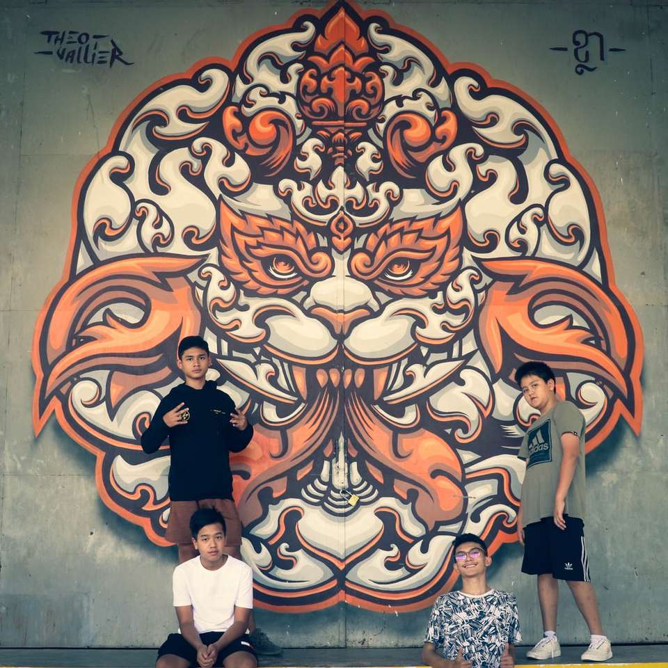 négy fiú sárkányra festett fal közelében online puzzle