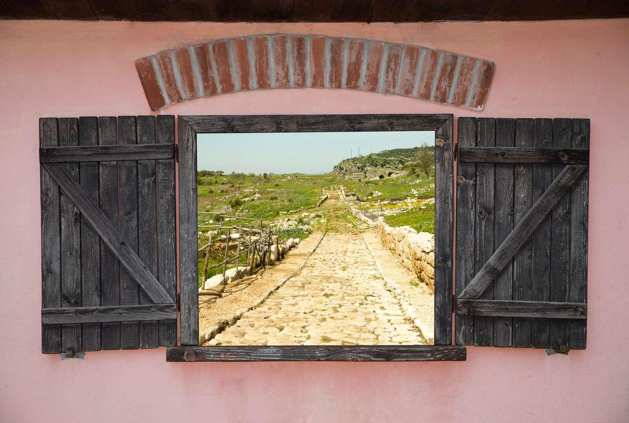 Vieille fenêtre en bois de grange avec brique sur un mur rose puzzle en ligne