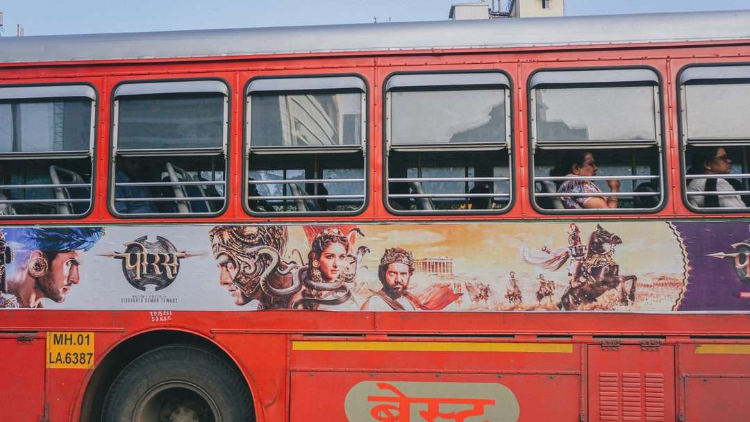 червено -бял автобус с графити онлайн пъзел