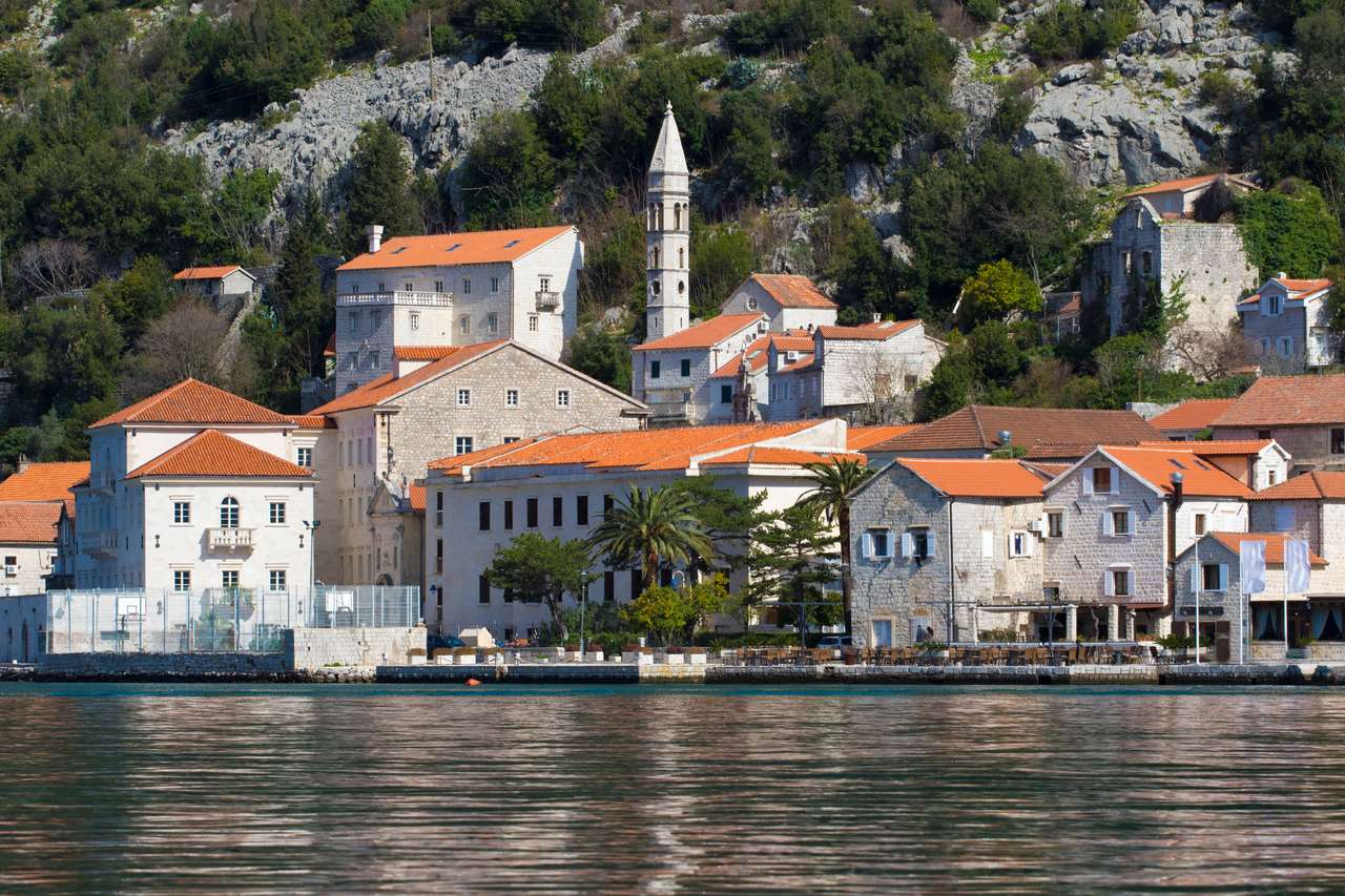 Ciudad Perast en la bahía de Kotor Montenegro rompecabezas en línea