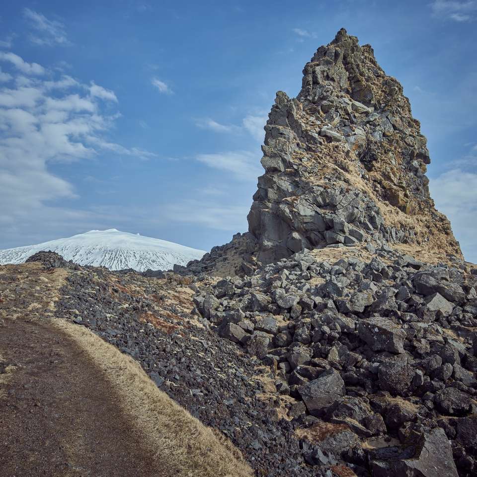 lågvinkelfoto av bergformation Pussel online