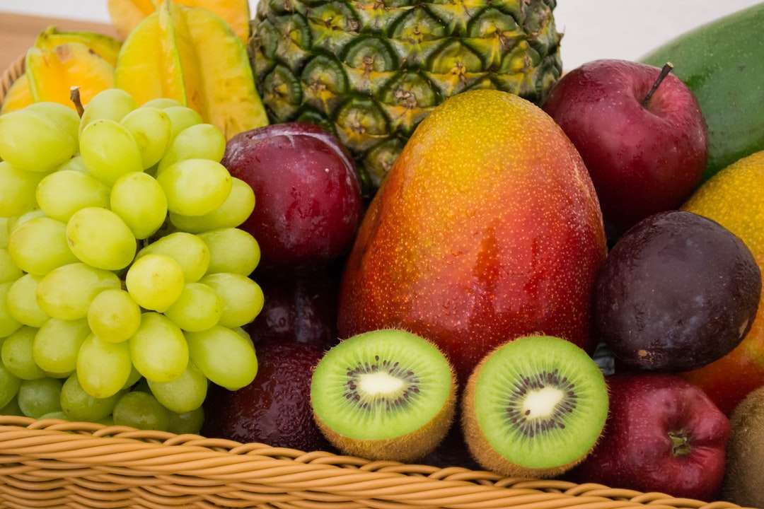 fruct de mere roșii alături de mere verzi și fructe galbene puzzle online