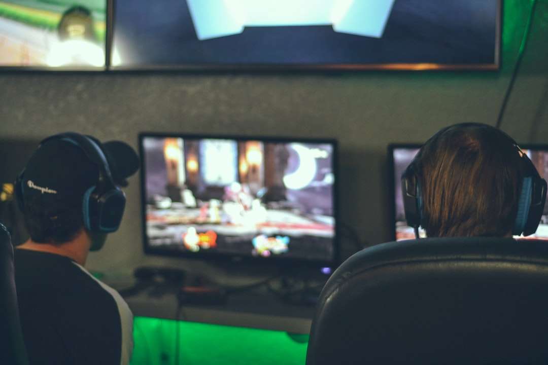 выборочная фотосъемка двух человек, играющих в игру пазл онлайн