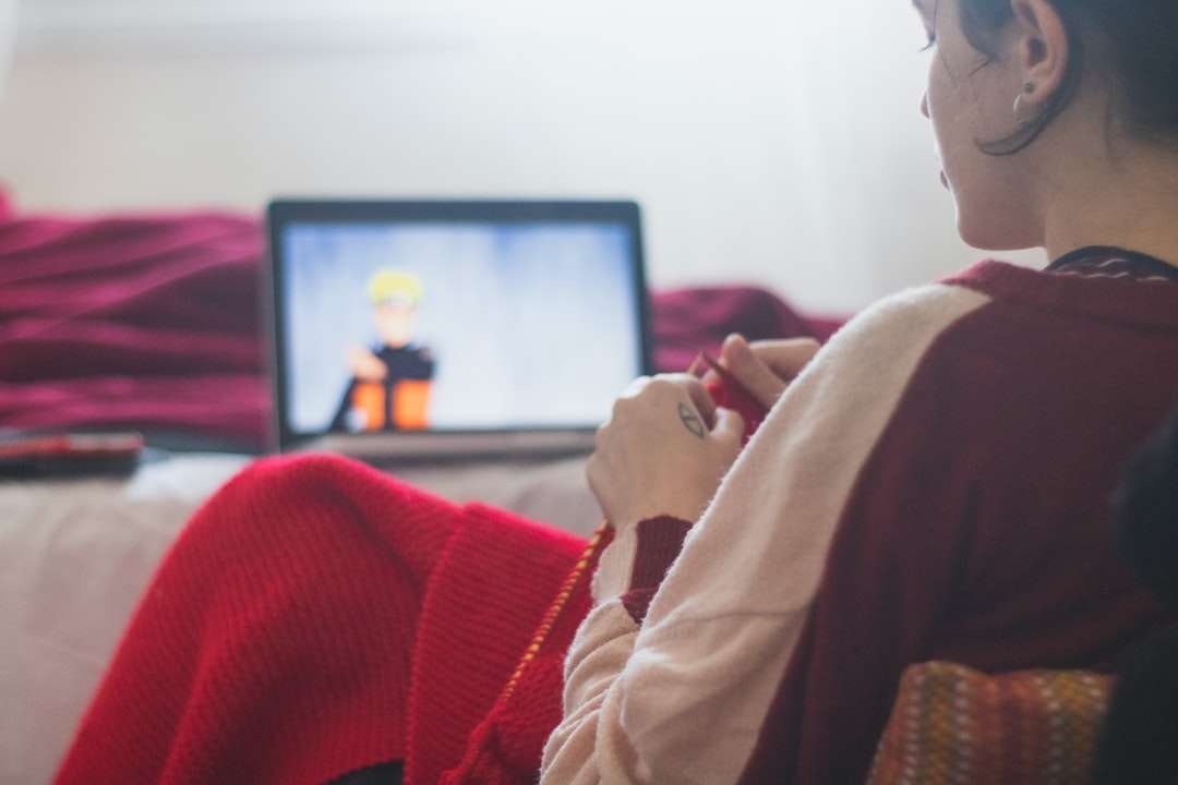 vrouw in rode trui zittend op stoel legpuzzel online