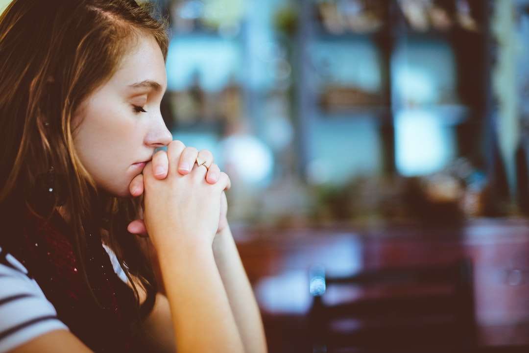 nő imádkozik kirakós online