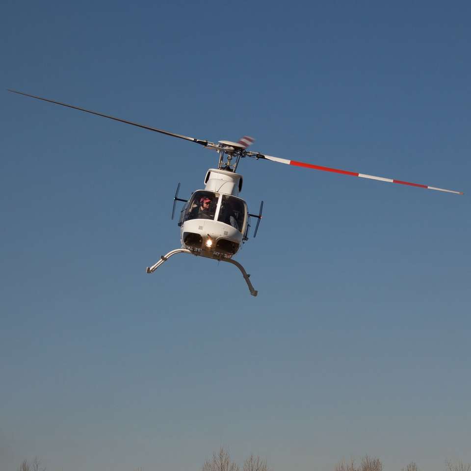 Helikopter in der Luft während des Tages Puzzlespiel online
