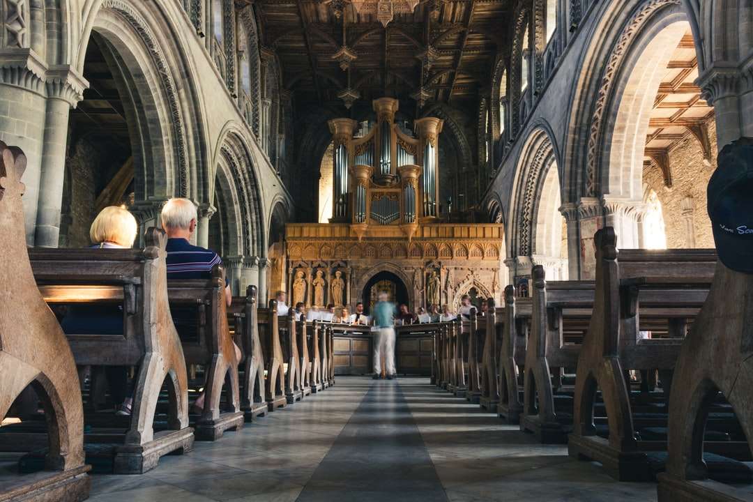lidé sedí na lavici lavice uvnitř katedrály online puzzle