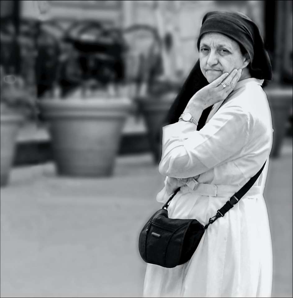 szürkeárnyalatos fotó nőről fehér kabátban és fekete szoknyában online puzzle