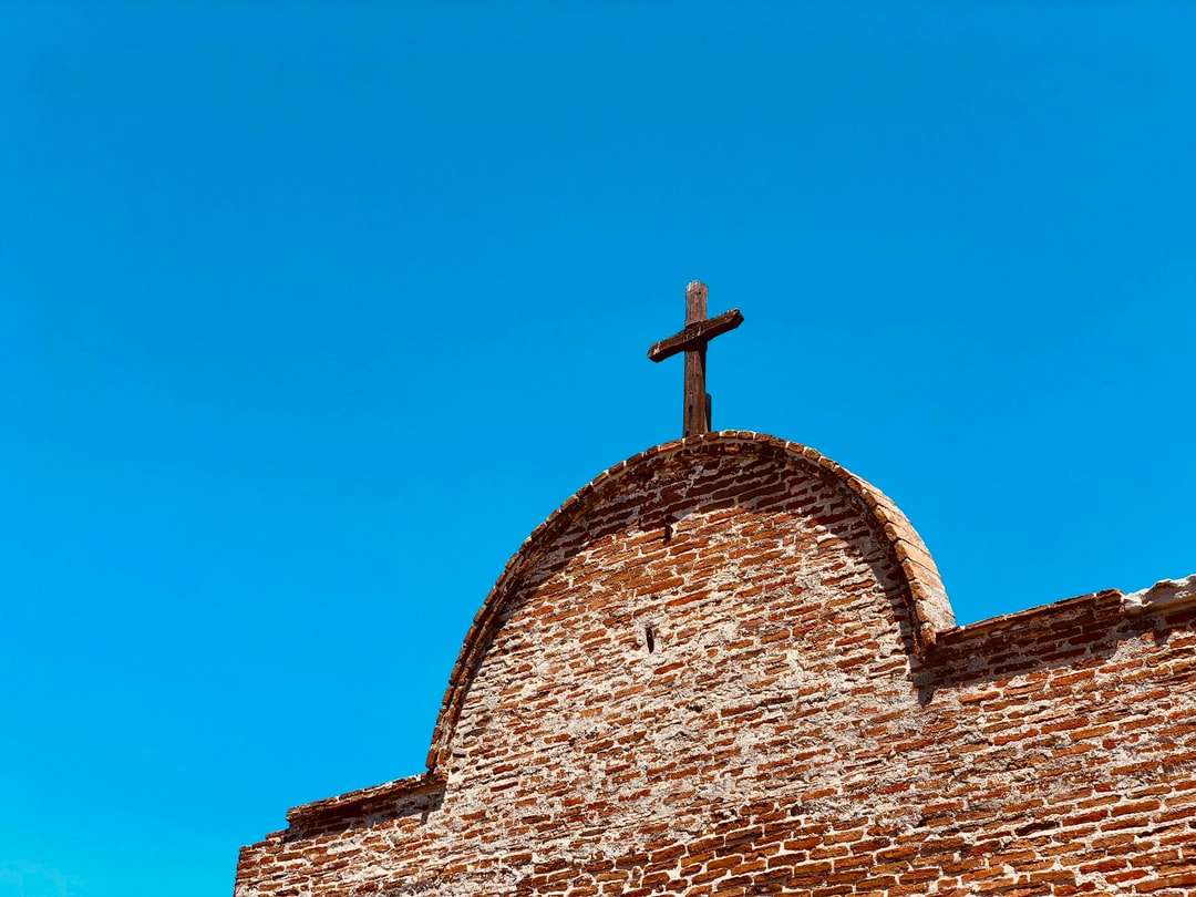 cruz marrom na capela quebra-cabeças online