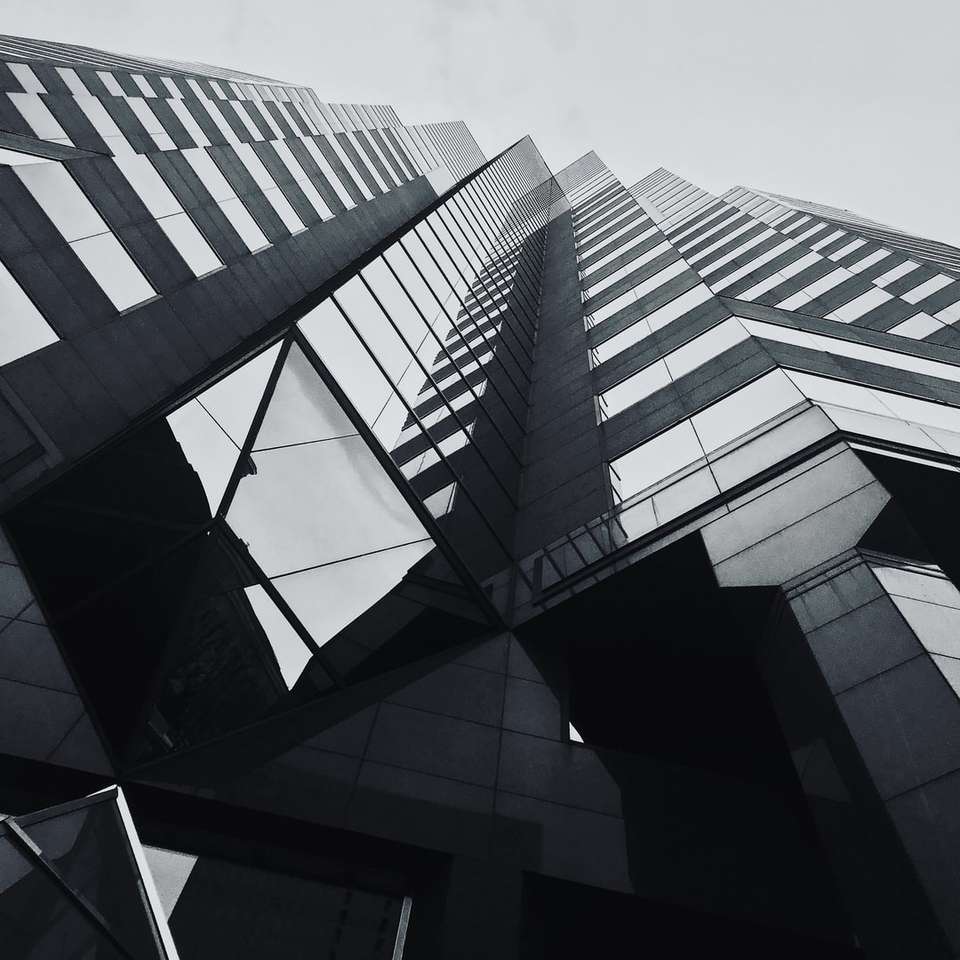 изглед с нисък ъгъл на висока стъклена сграда онлайн пъзел
