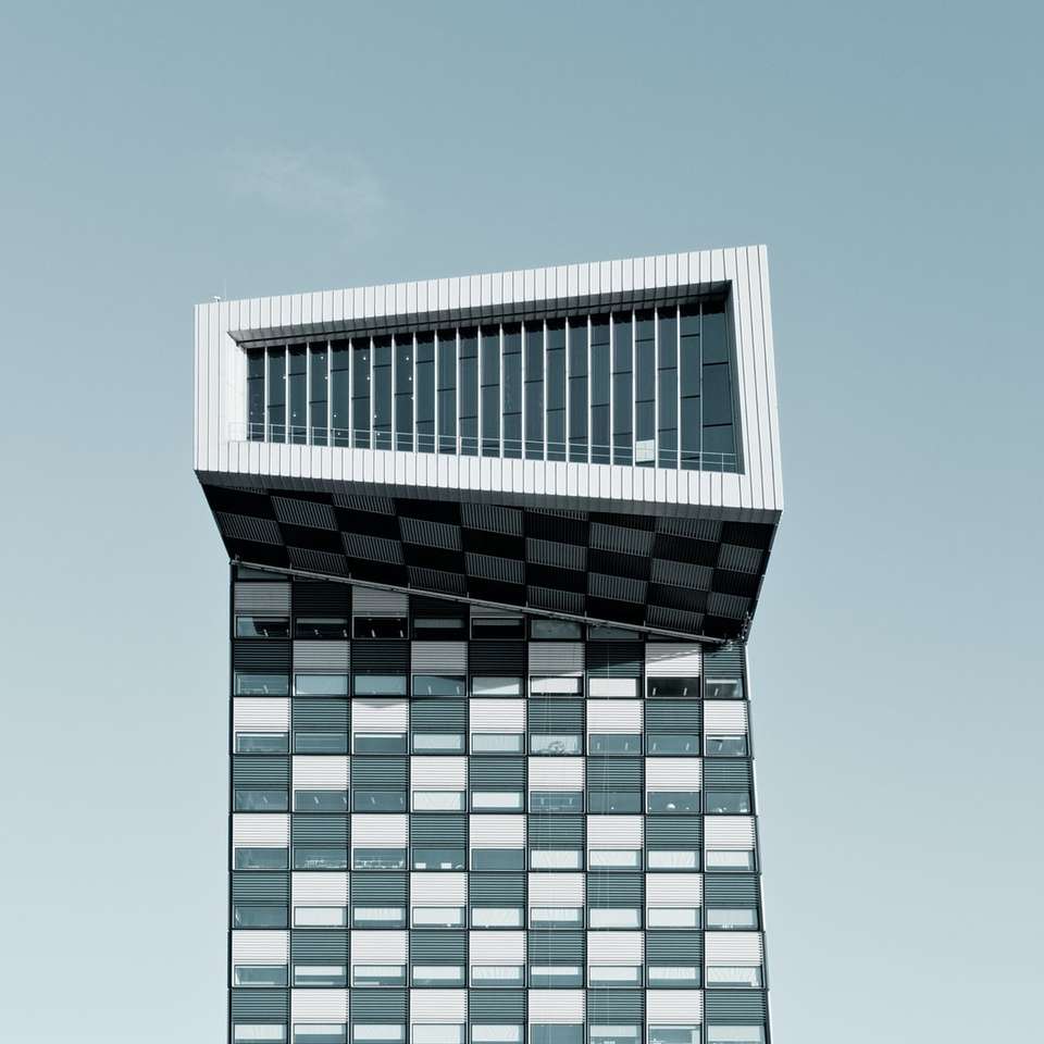 Fotografia cu unghi scăzută a clădirii înalte jigsaw puzzle online
