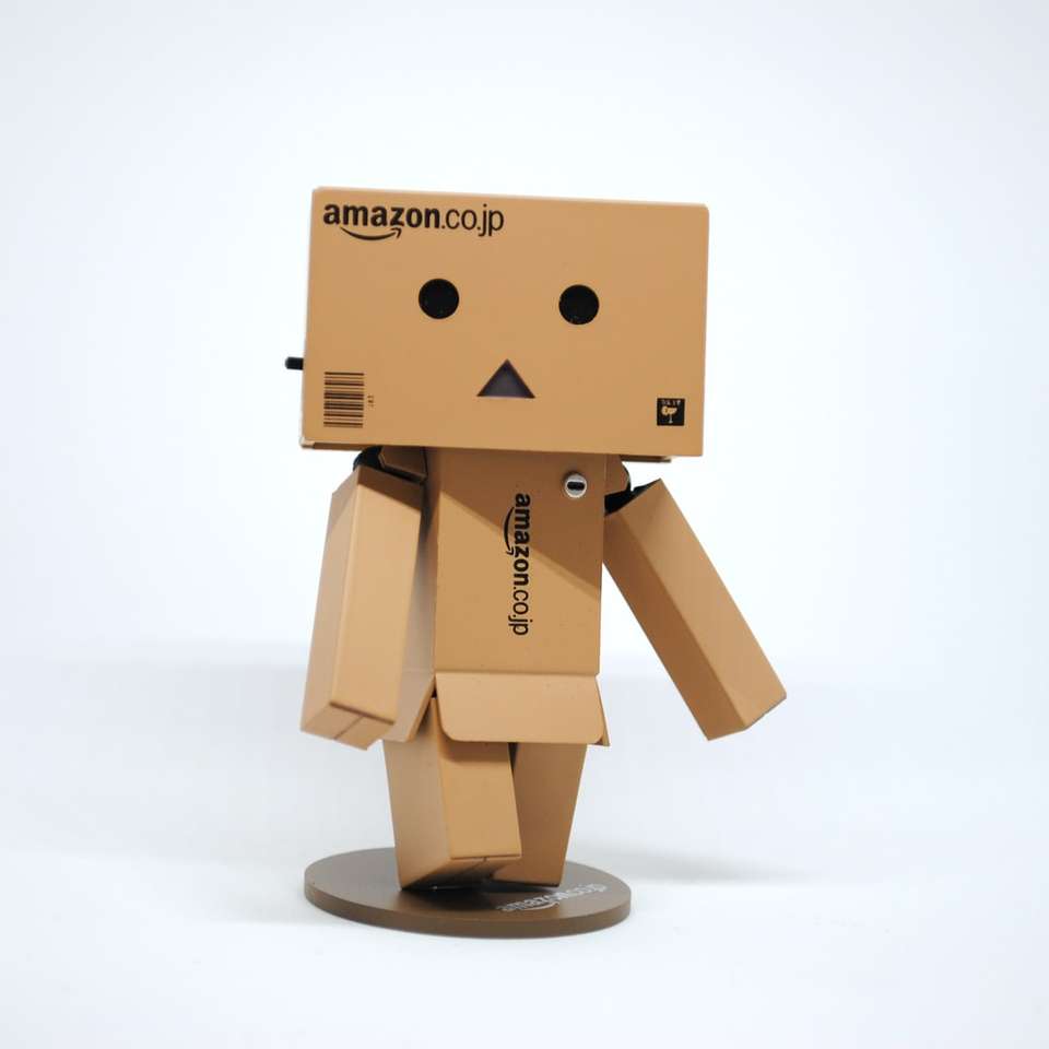 Figura de personaje de caja de cartón de Amazon rompecabezas en línea