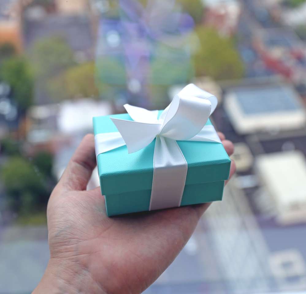 зелено-біла подарункова коробка пазл онлайн