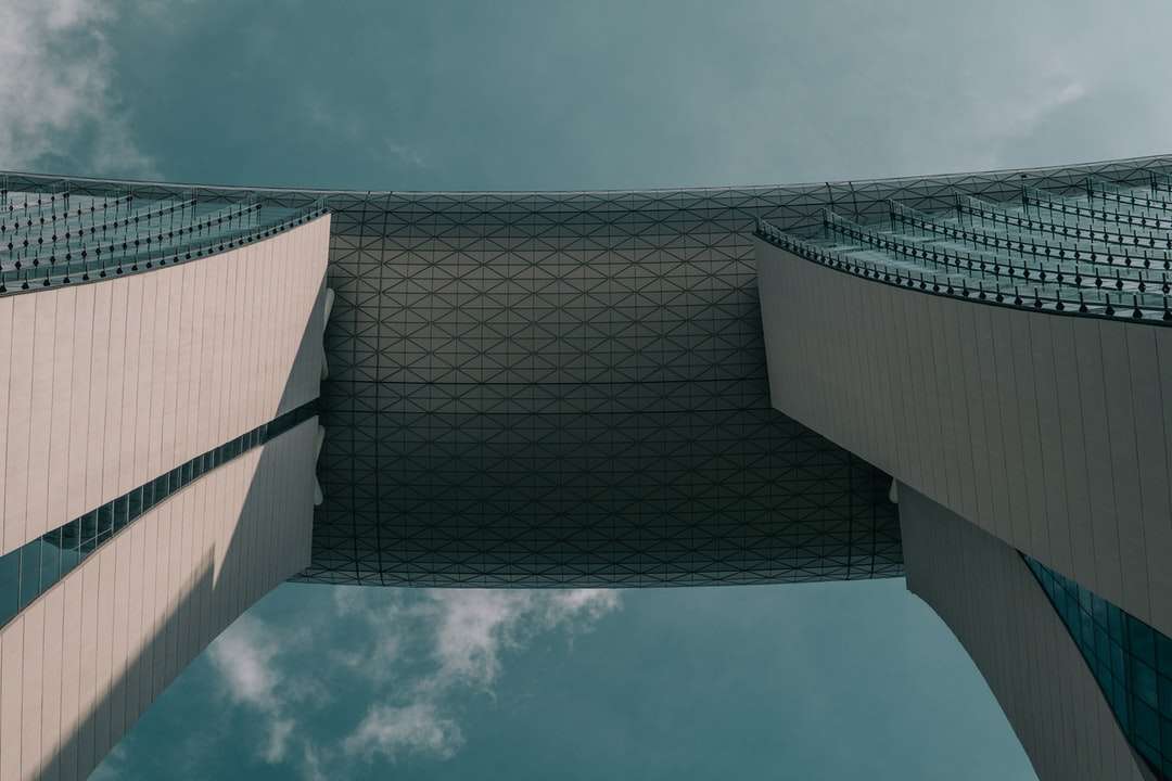 灰色のコンクリートの建物のワームビュー写真 オンラインパズル