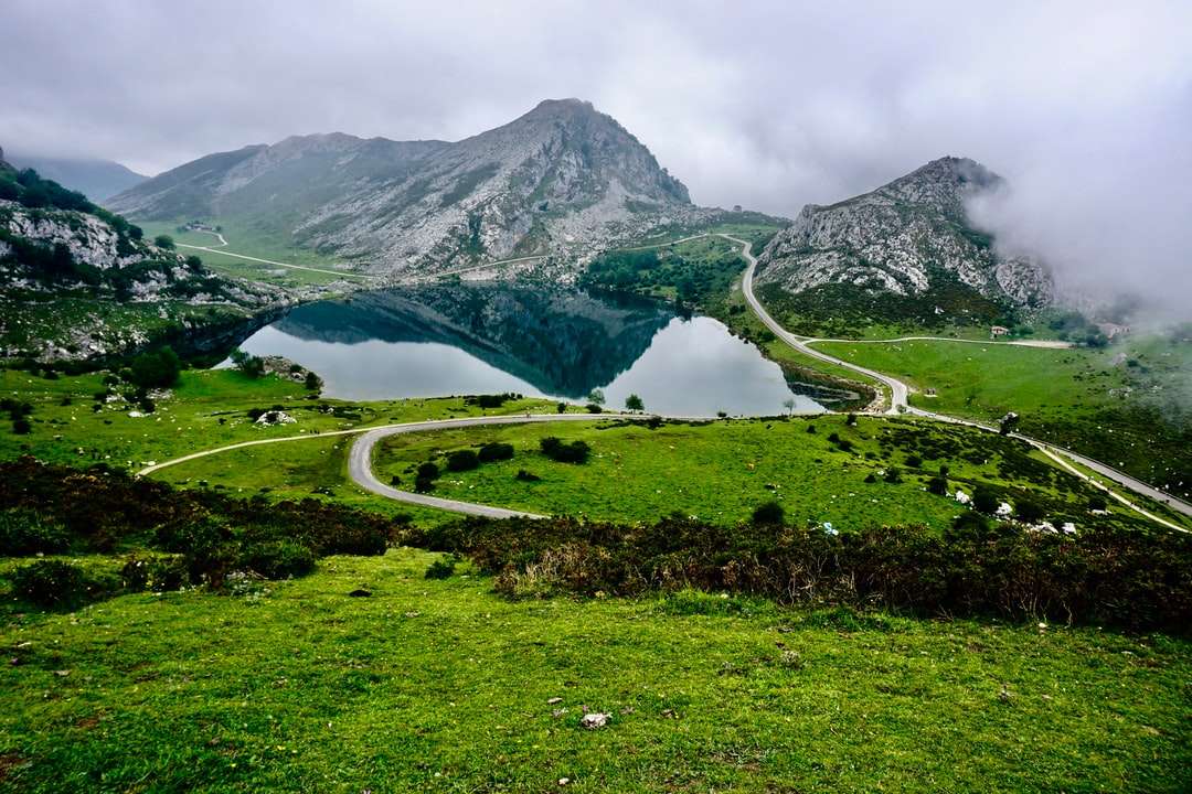 езеро близо до хълмове онлайн пъзел