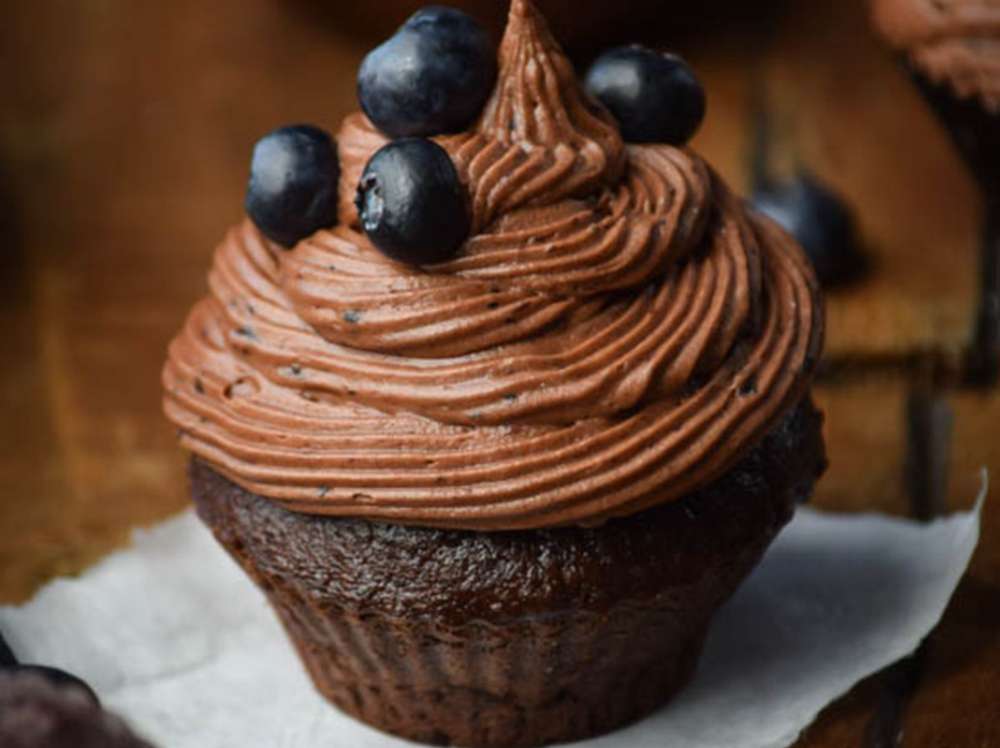 Chocolate cupcake with blueberries jigsaw puzzle online