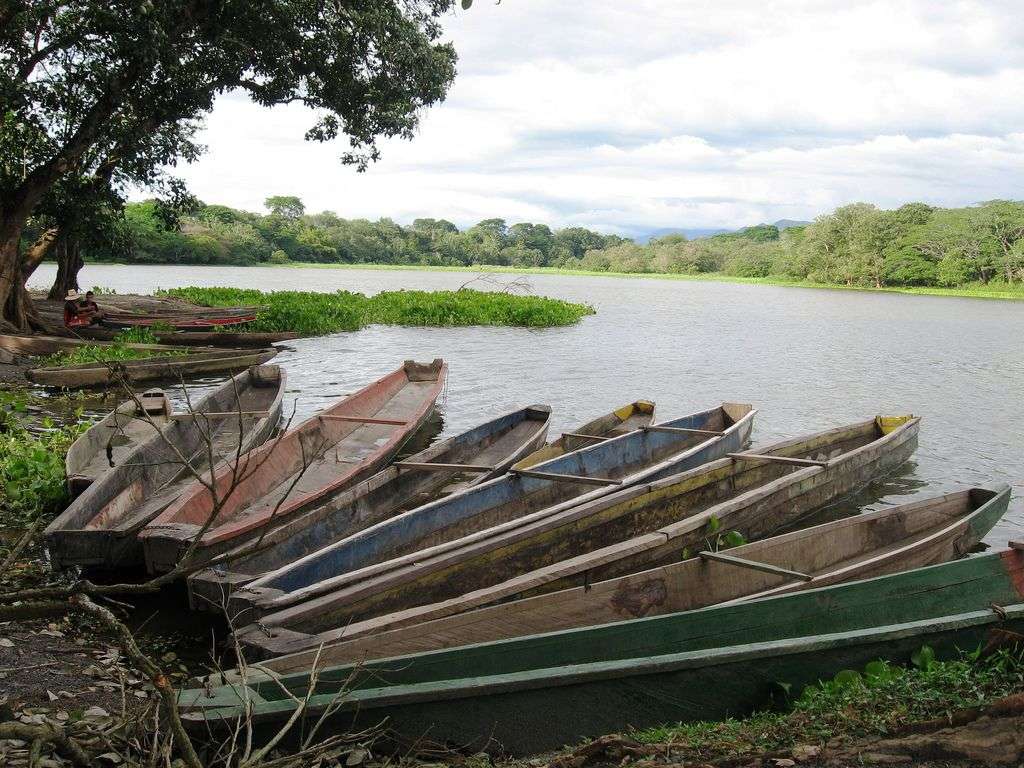 Βάρκες στην ακτή της λίμνης online παζλ