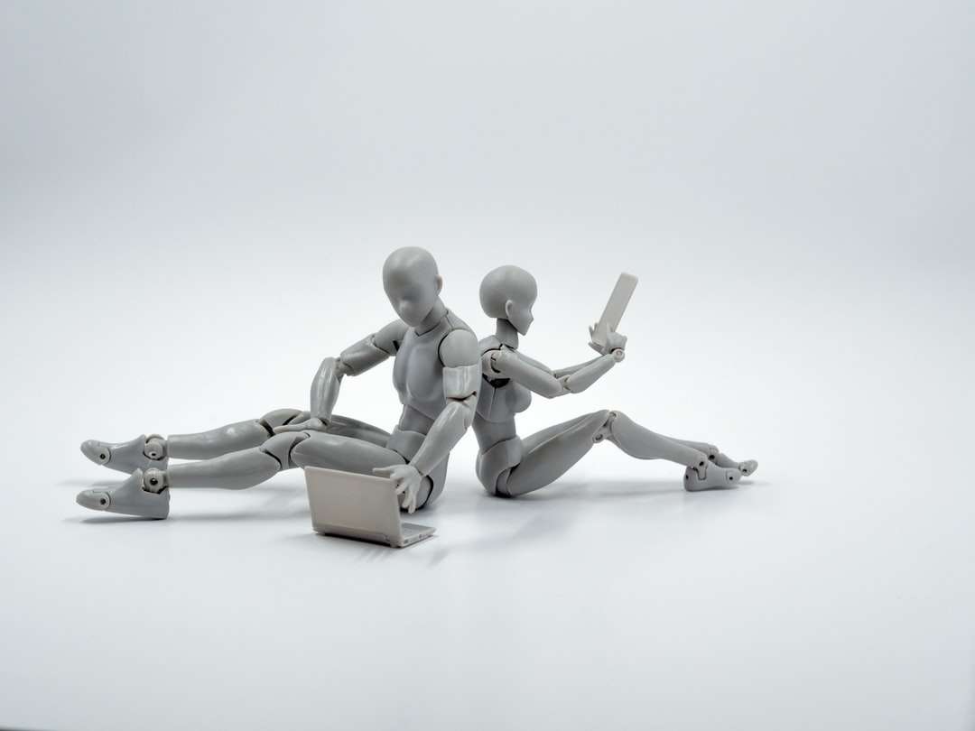 två grå actionfigurer i plast pussel på nätet