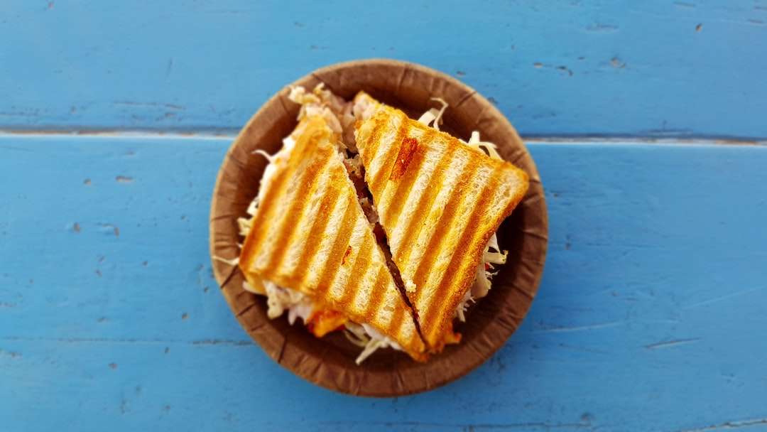 два ломтика бутерброда на коричневом контейнере пазл онлайн