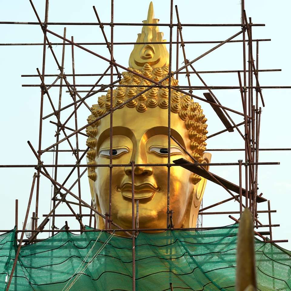 золотая статуя Будды на зеленой ткани онлайн-пазл