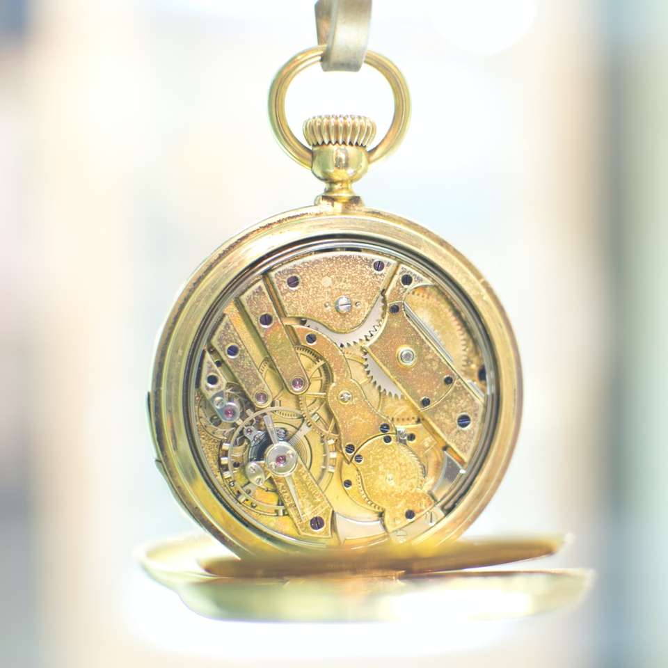 zlaté kapesní hodinky na bílém povrchu skládačky online