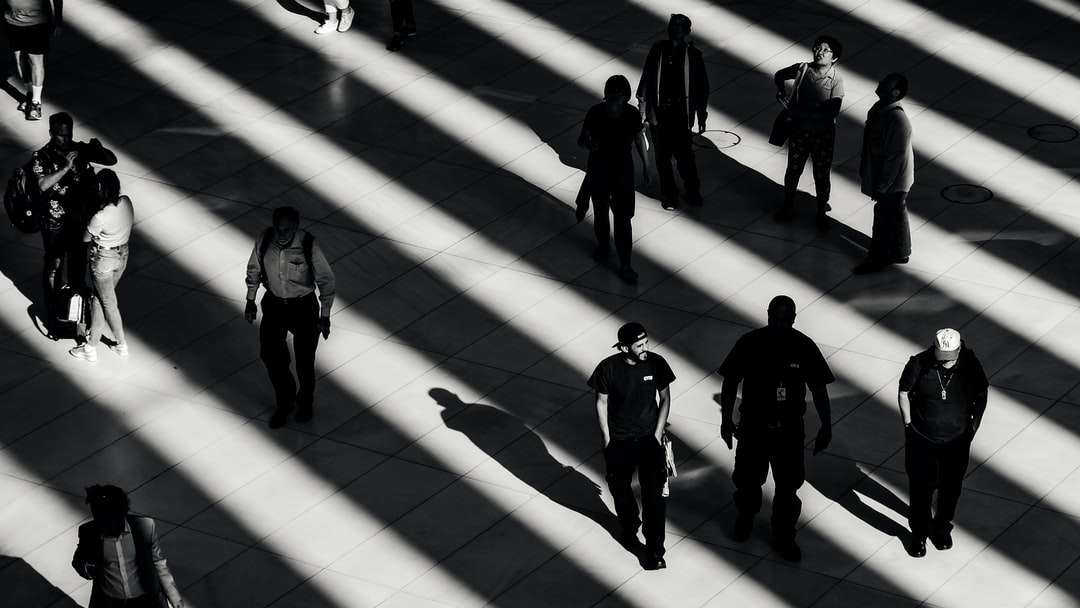Graustufenfoto von Menschen auf weißem Bürgersteig Online-Puzzle